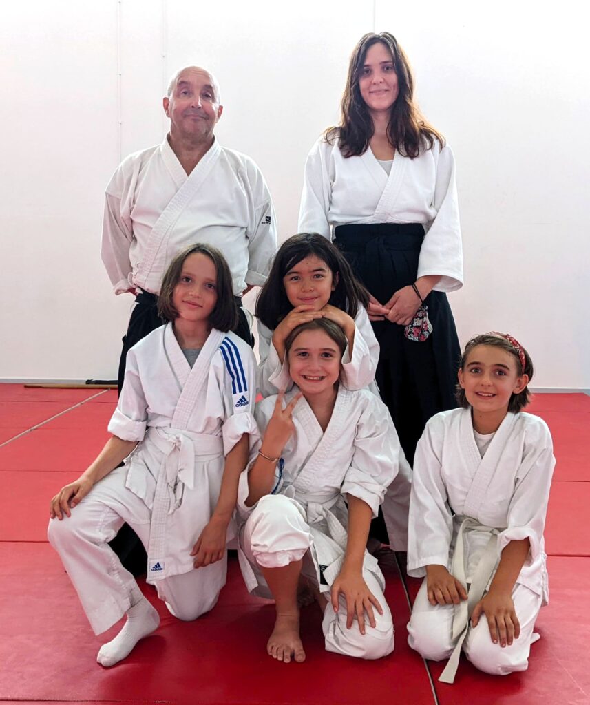 Les élèves des cours d'aïkido enfants  2021-2022 avec leurs enseignants